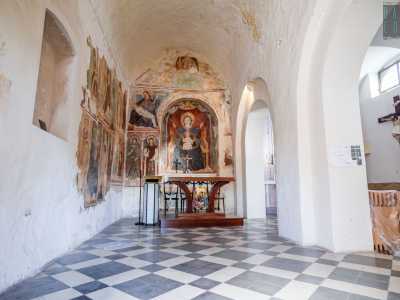 Ma � arrivato ora il momento di entrare. Ci ritroviamo cos� in un piccolo ambiente composto da due navate parallele di uguali dimensioni collegate da due archi poggiati su robusti pilastri